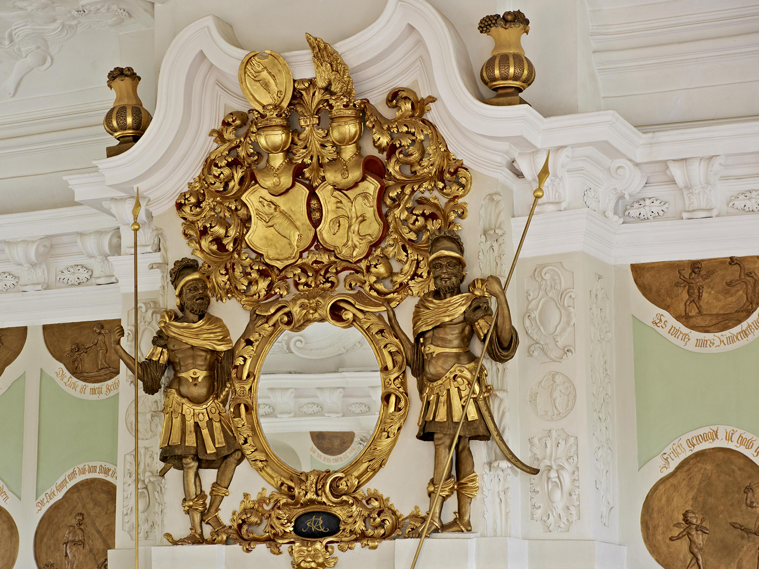 Kaminfiguren und Wappen