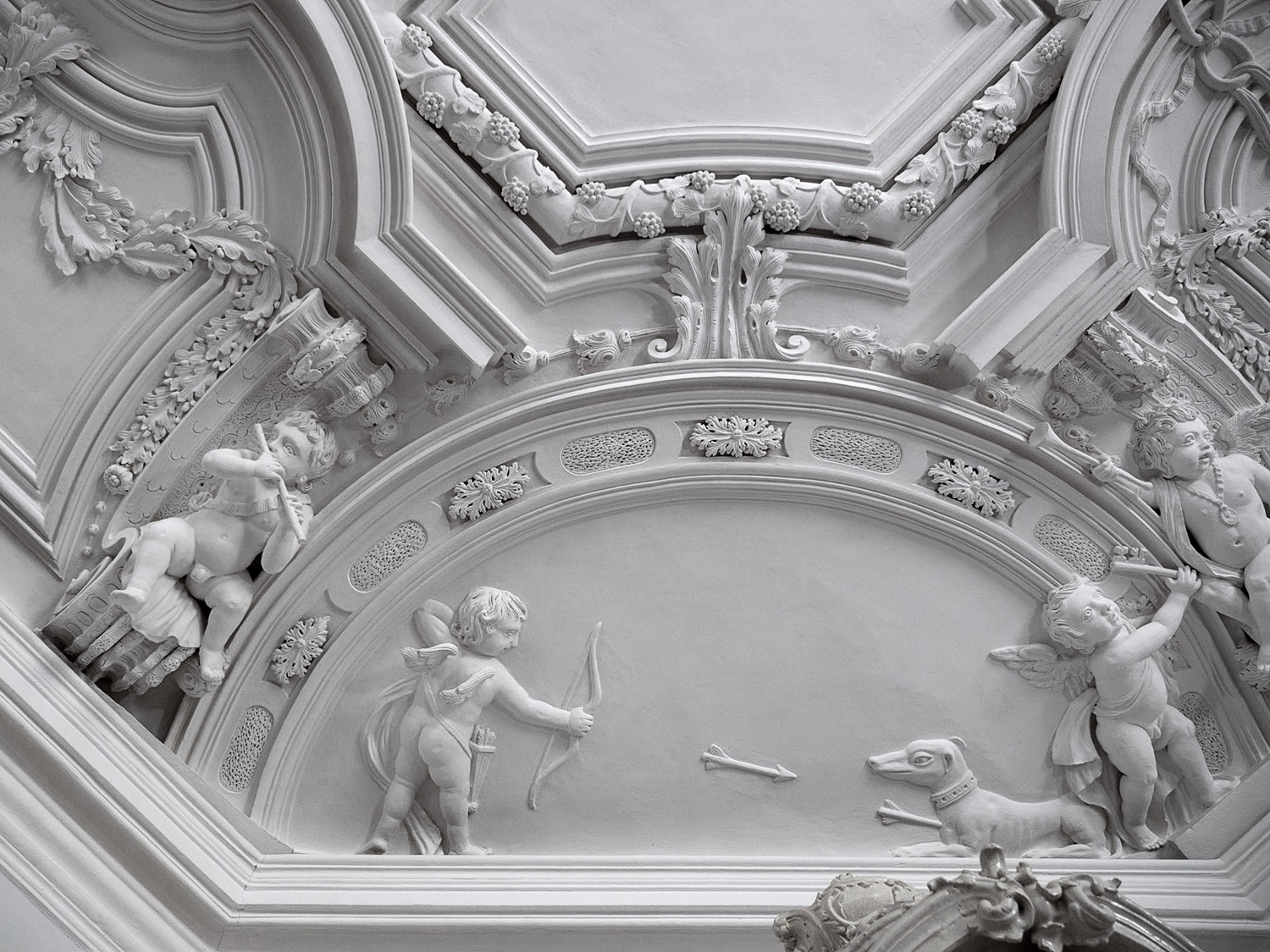 Putten mit Symbolen und beim Musizieren