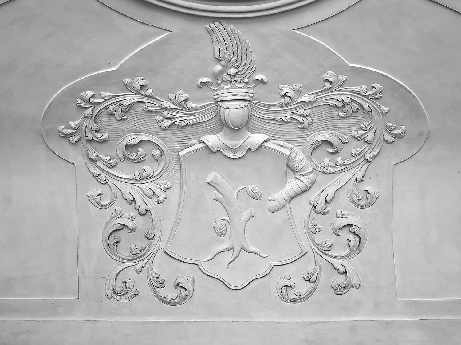 Wappen mit Eichenstamm und Helmzier (Familie von Stockhausen)